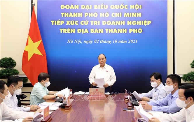 Le président Nguyên Xuân Phuc à l’écoute d’hommes d’affaires de Hô Chi Minh-Ville